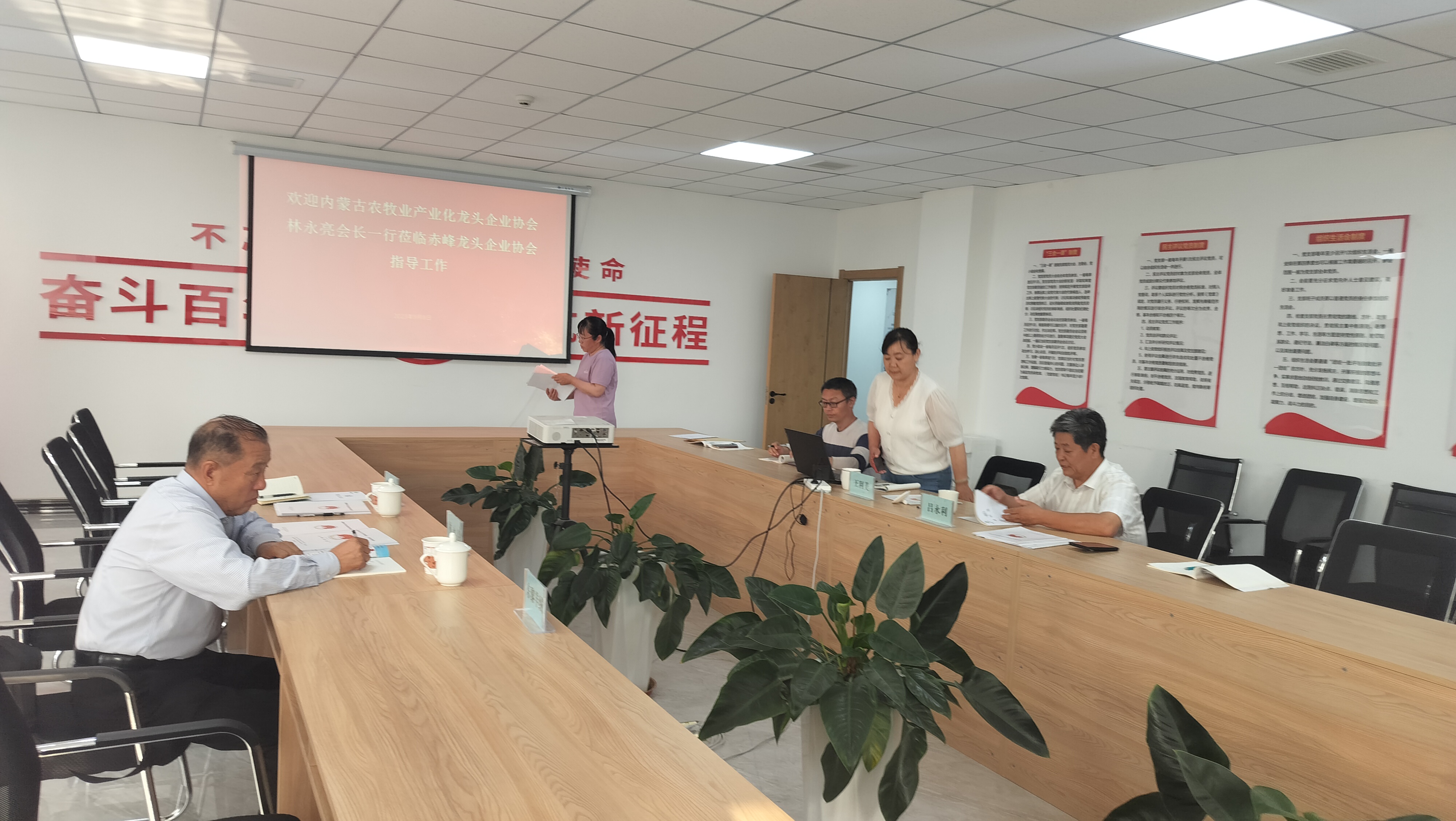 協(xié)會(huì)執(zhí)行會(huì)長林永亮一行赴赤峰農(nóng)牧業(yè)產(chǎn)業(yè)化龍頭企業(yè)協(xié)會(huì)座談交流